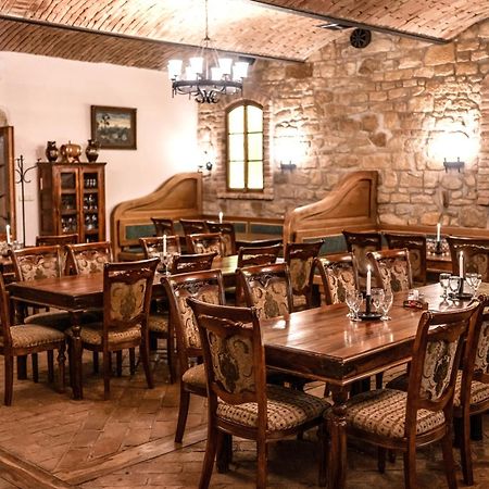 Hotel Lony Mochov Екстер'єр фото