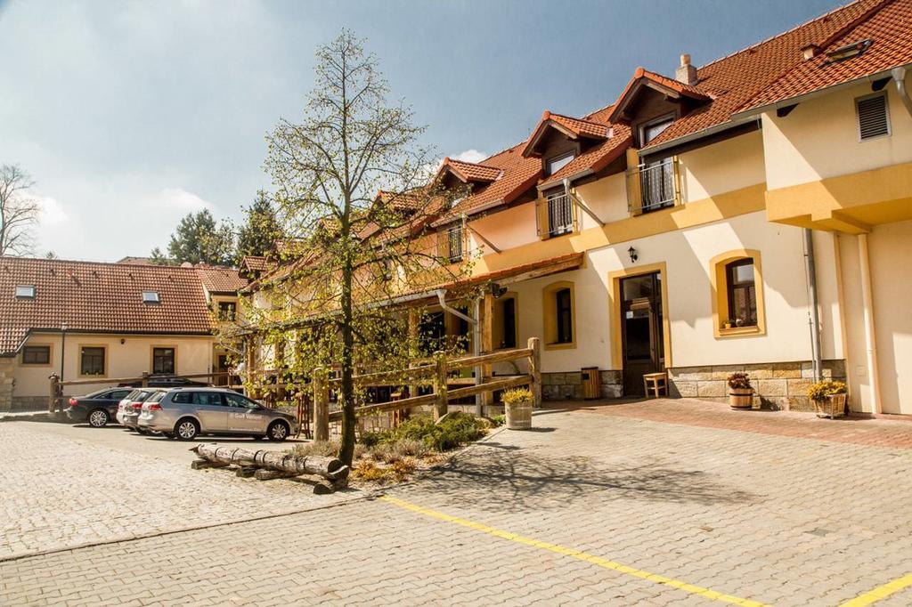 Hotel Lony Mochov Екстер'єр фото