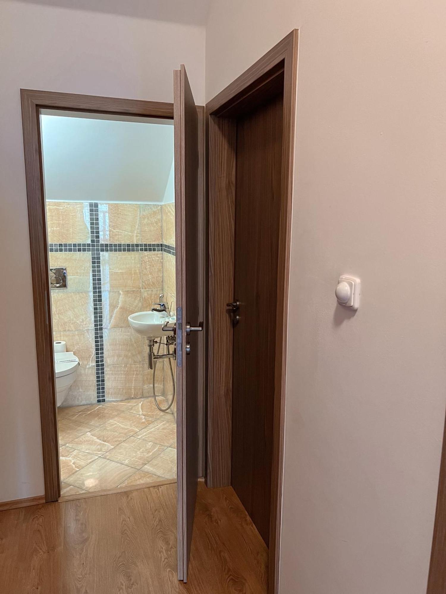 Hotel Lony Mochov Екстер'єр фото