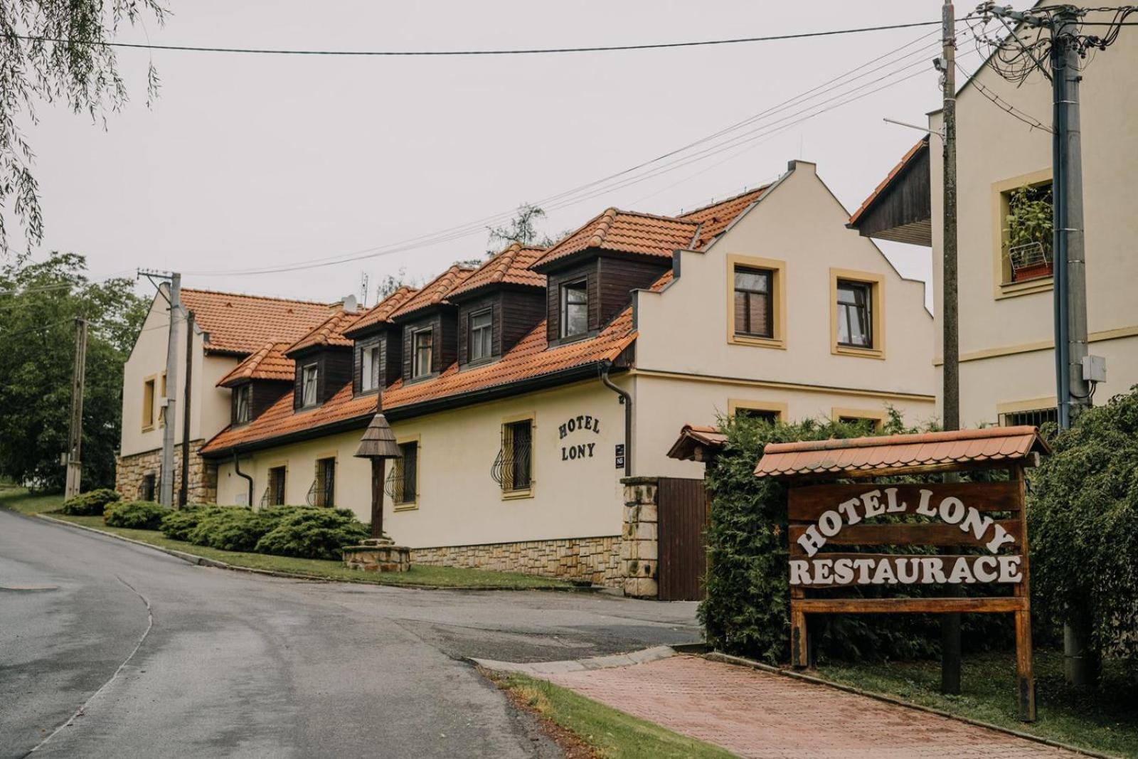 Hotel Lony Mochov Екстер'єр фото
