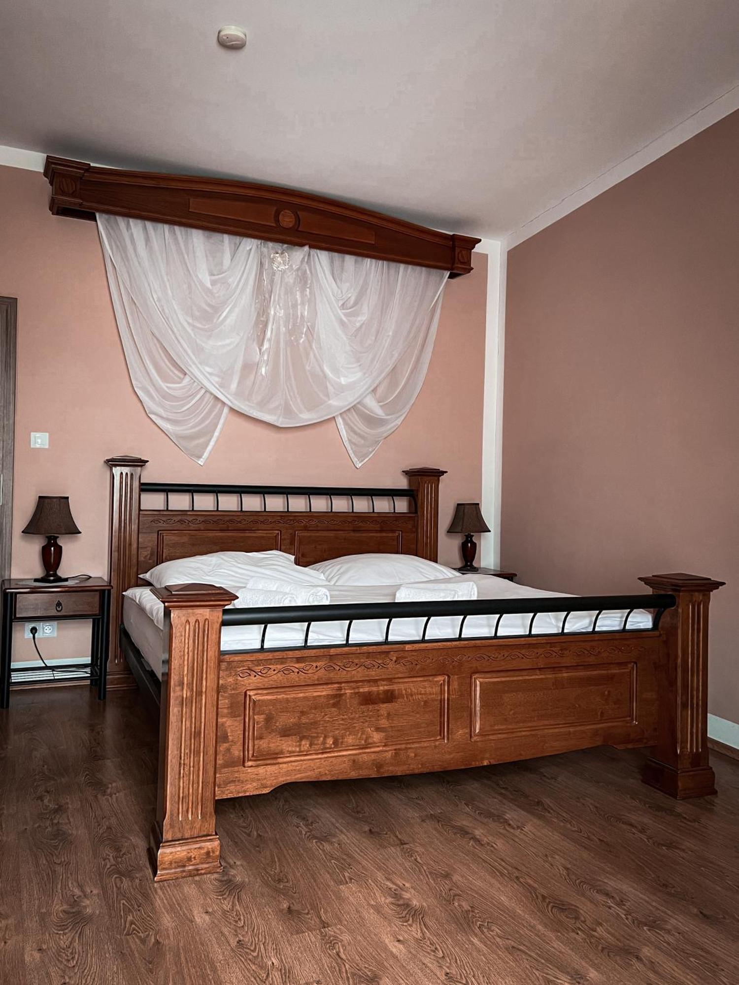 Hotel Lony Mochov Екстер'єр фото