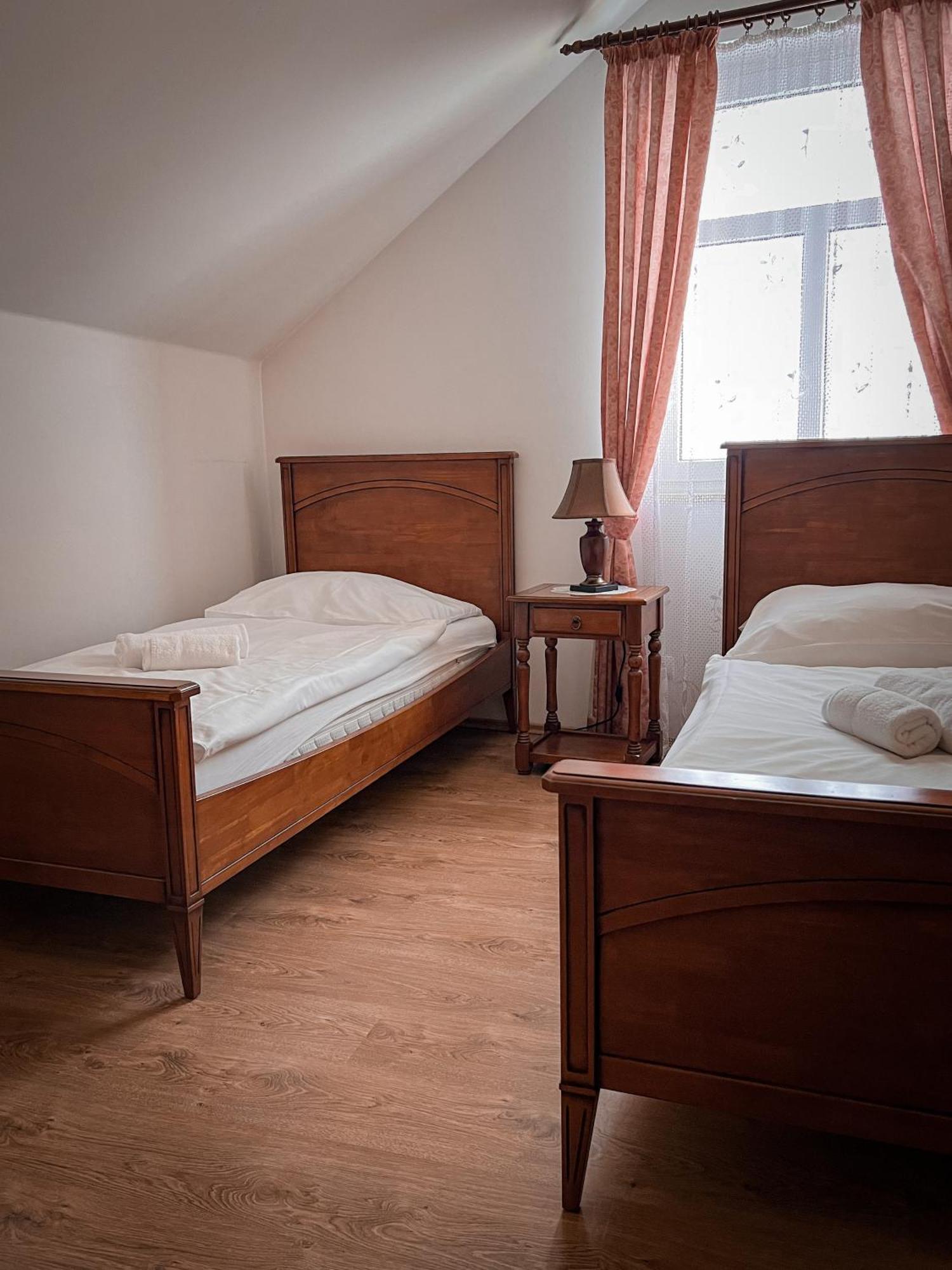 Hotel Lony Mochov Екстер'єр фото