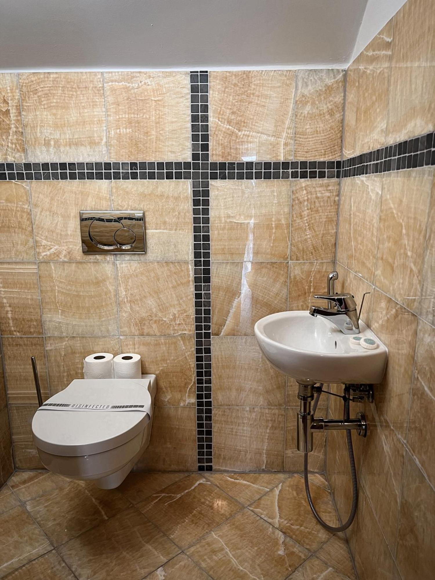 Hotel Lony Mochov Екстер'єр фото