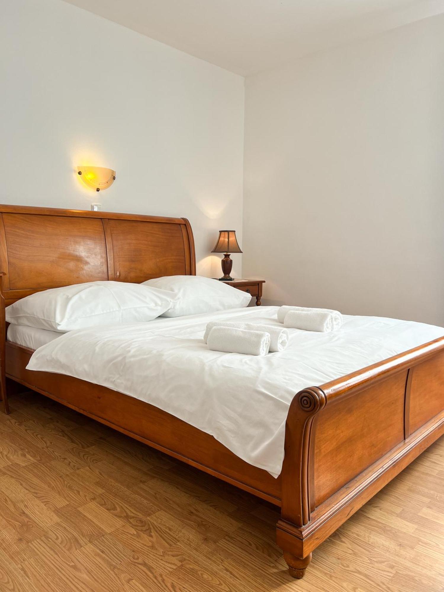 Hotel Lony Mochov Екстер'єр фото