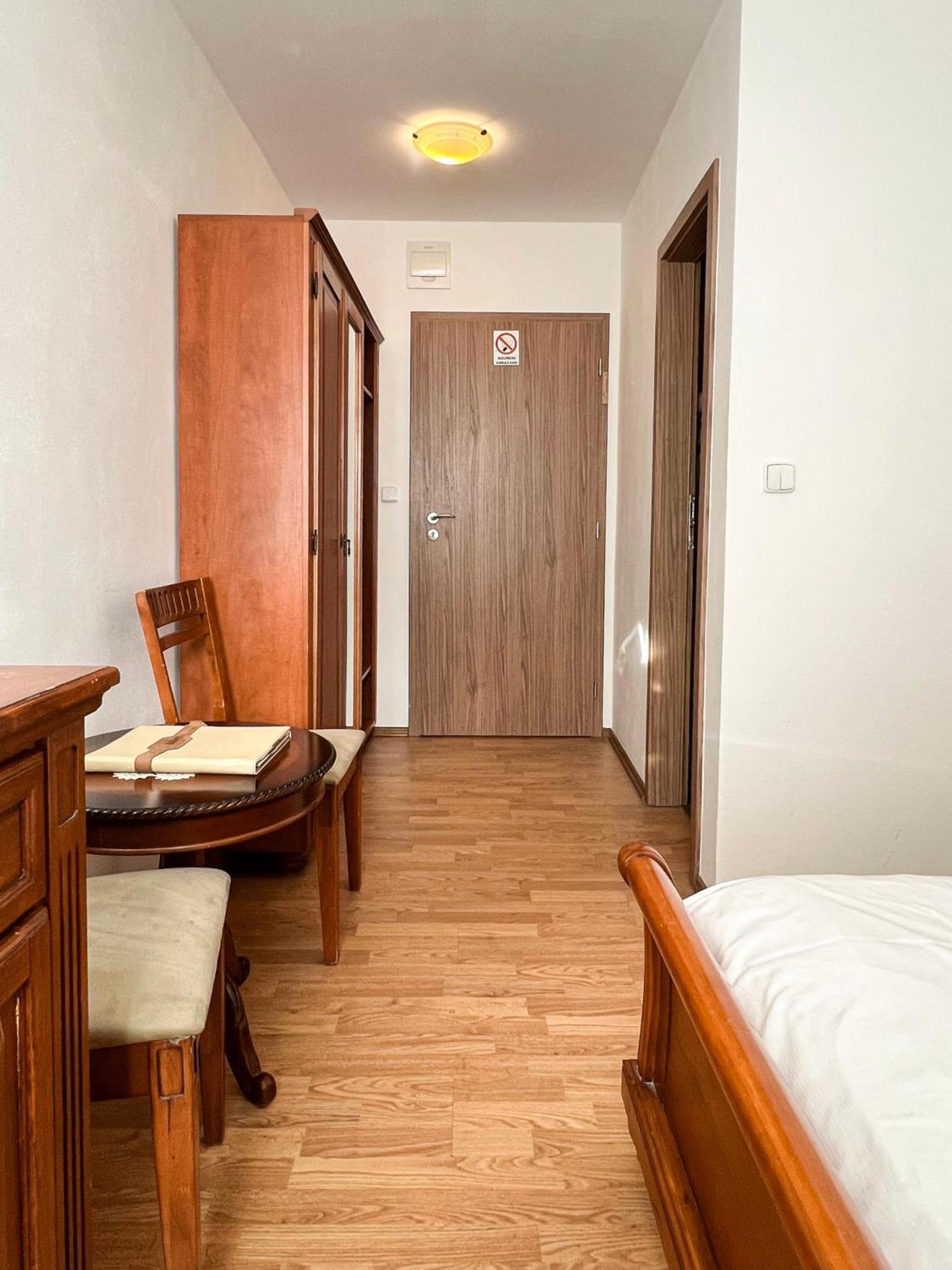 Hotel Lony Mochov Екстер'єр фото