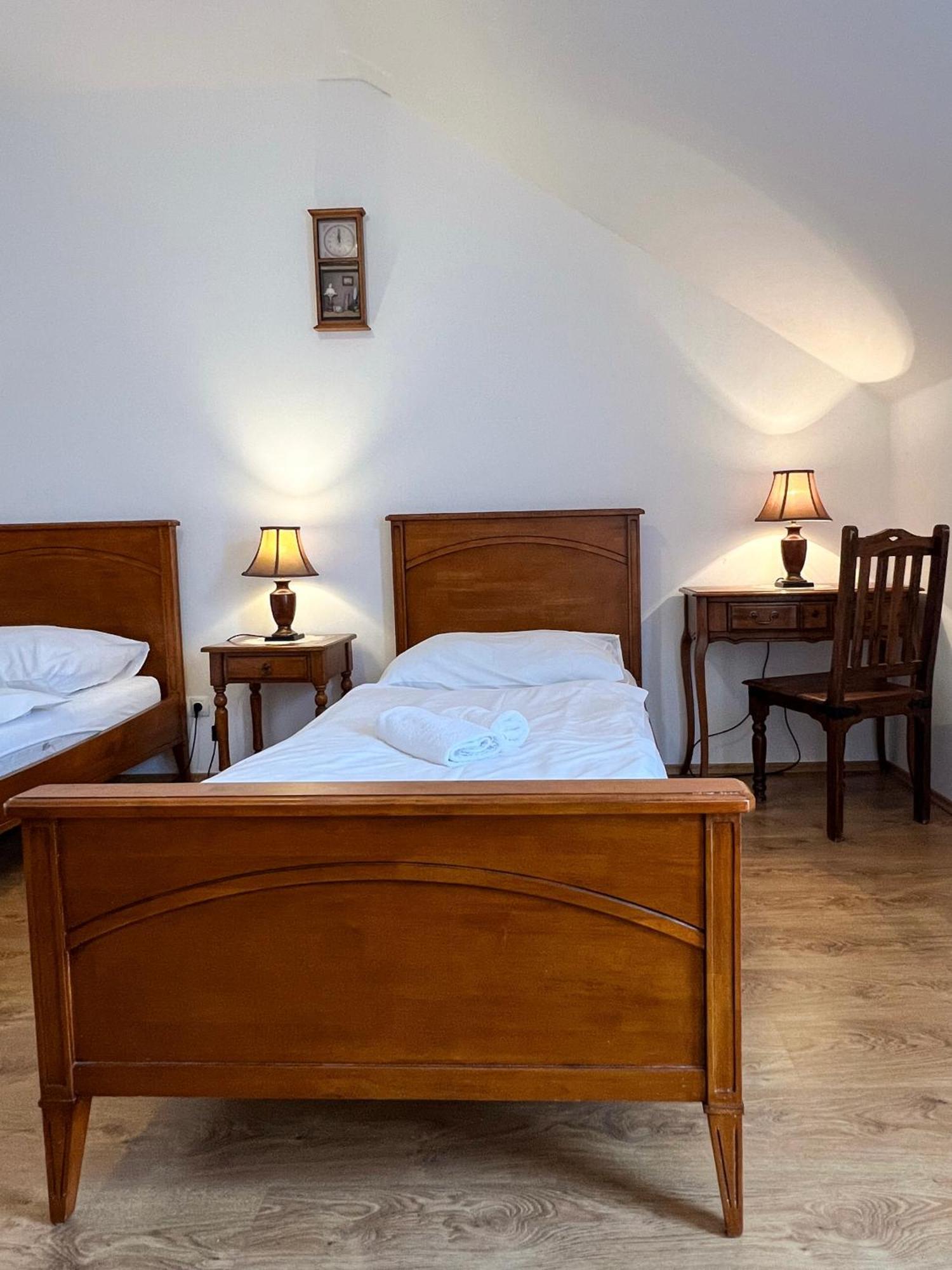 Hotel Lony Mochov Екстер'єр фото