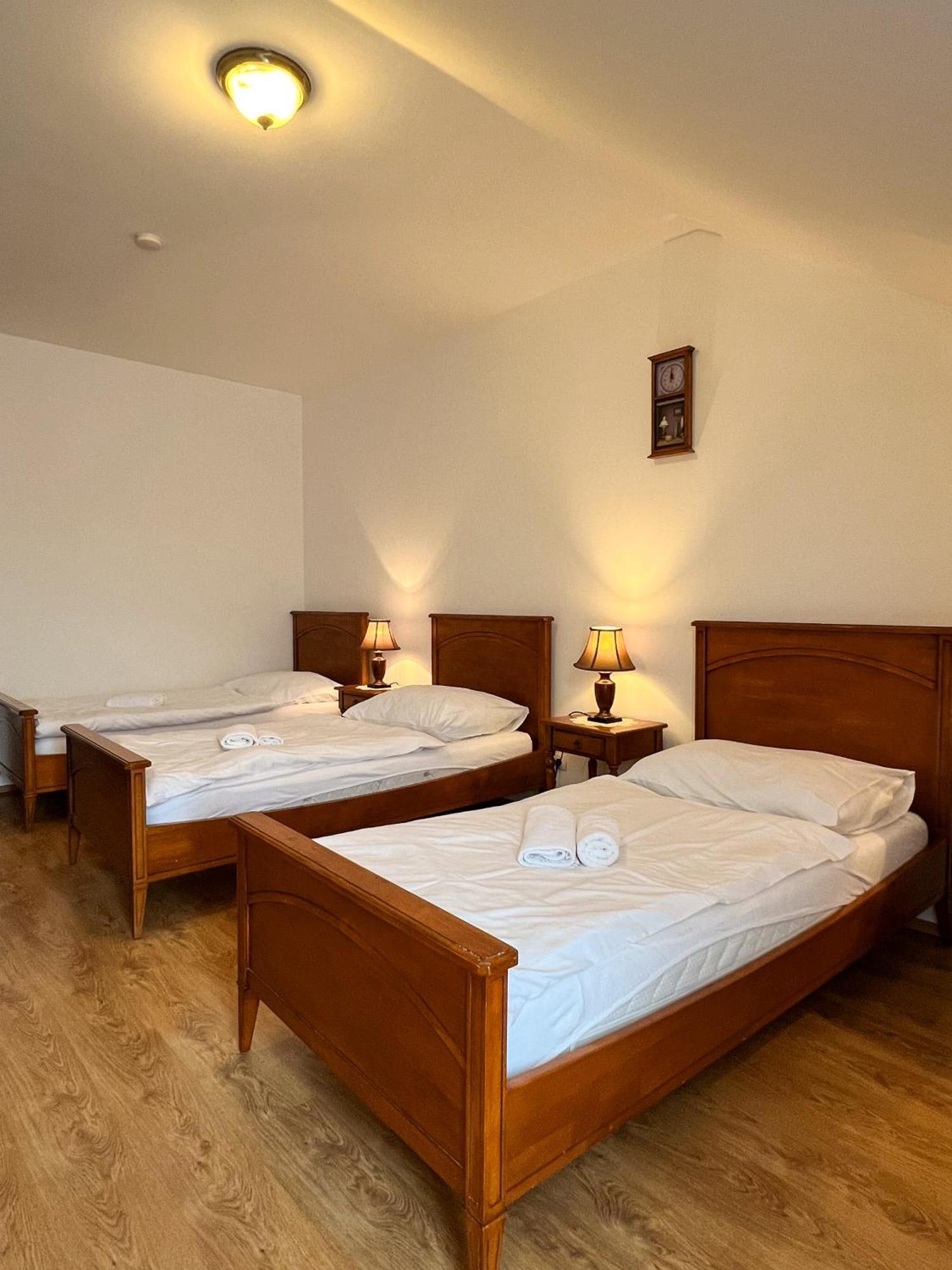 Hotel Lony Mochov Екстер'єр фото