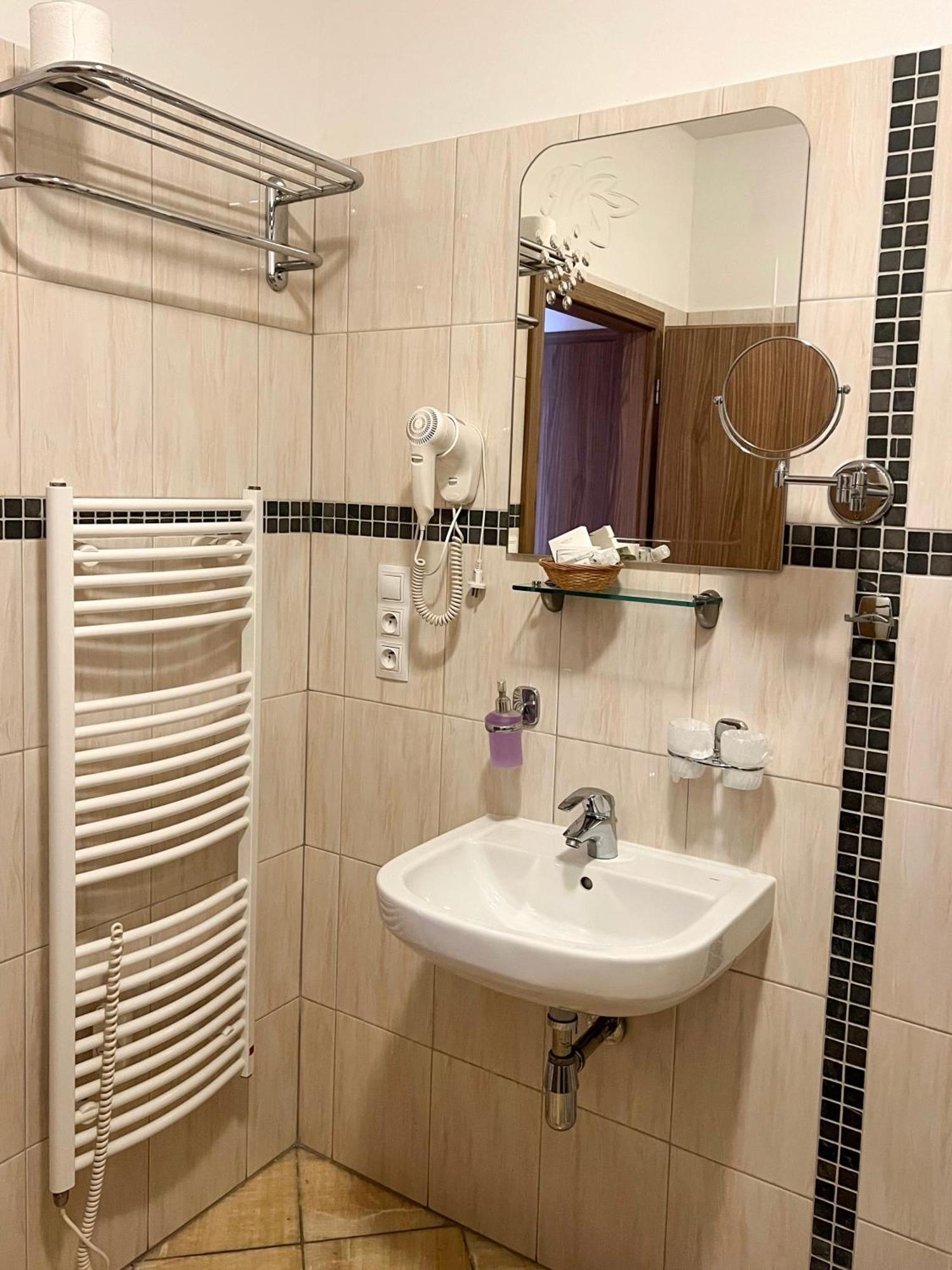 Hotel Lony Mochov Екстер'єр фото