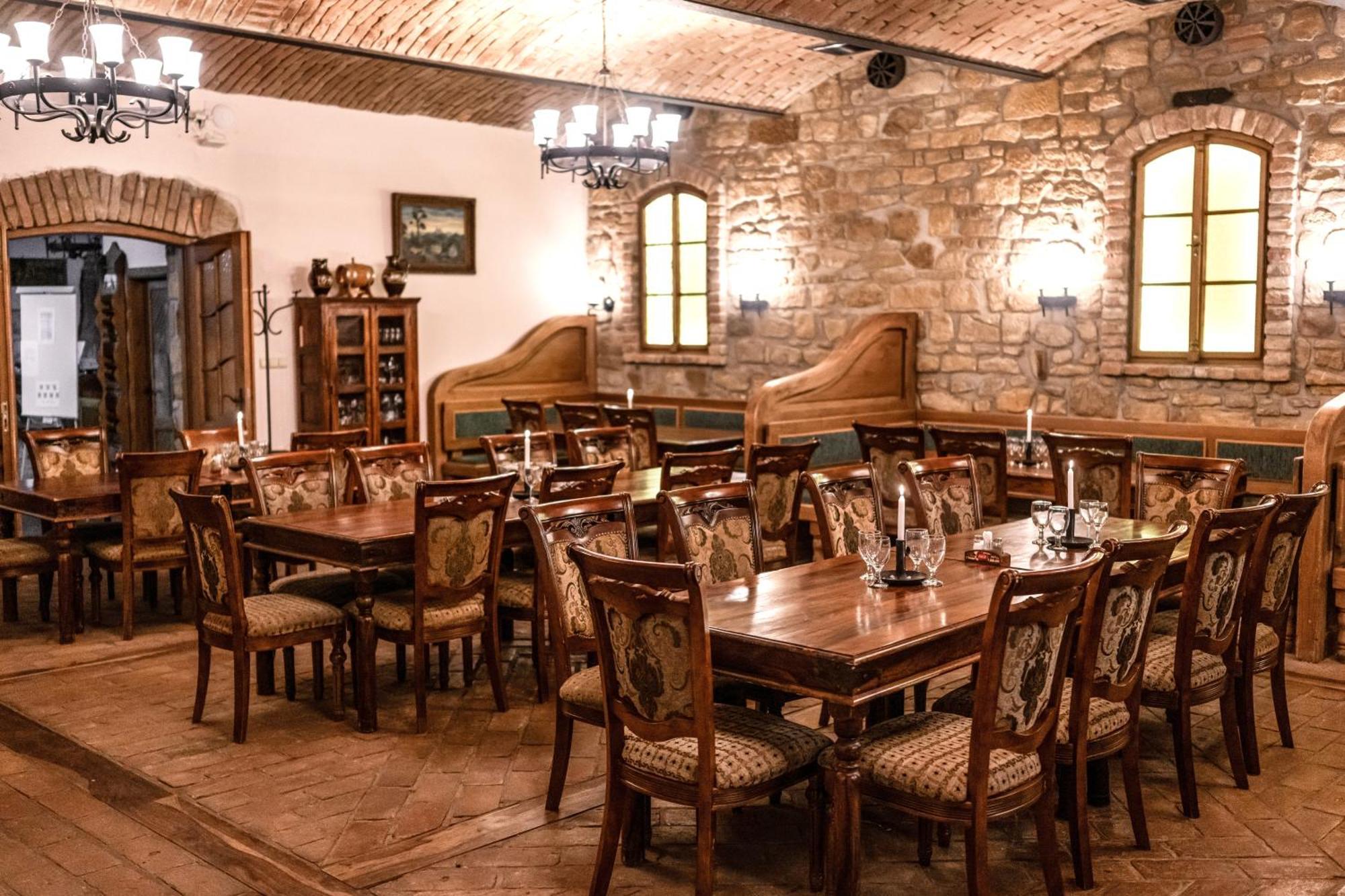 Hotel Lony Mochov Екстер'єр фото